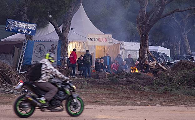 Un motoclub, reunido en torno a una hoguera. 