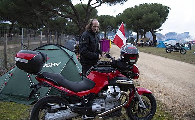 Peres Gaetano, de Albertville, en la Saboya francesa, cuya bandera ondea junto a su tienda. 