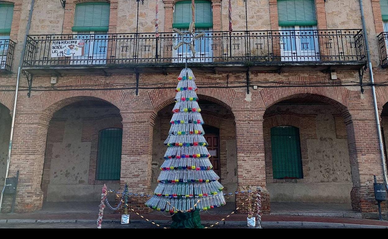 Árbol con botellas recicladas instalado en la Plaza Mayor las pasadas navidades. 