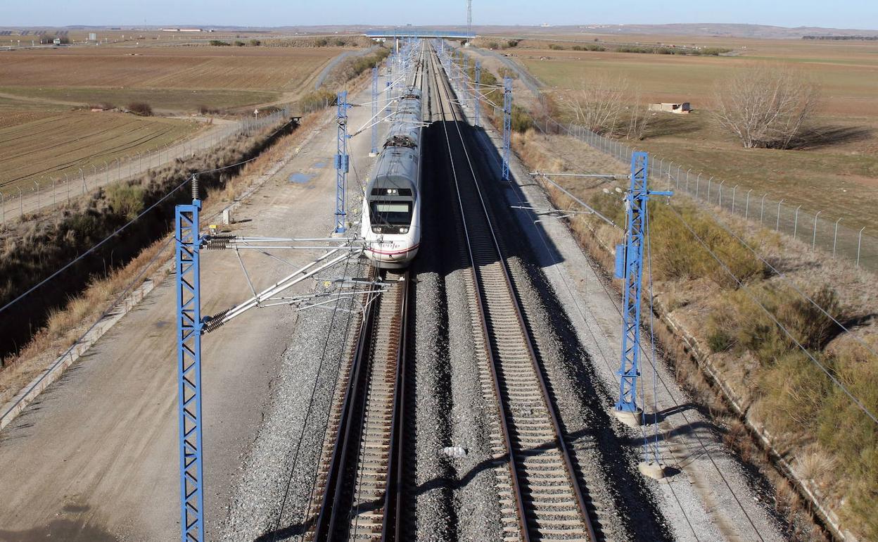 El tren a su paso por la localidad segoviana de Garcillán, Segovia. 