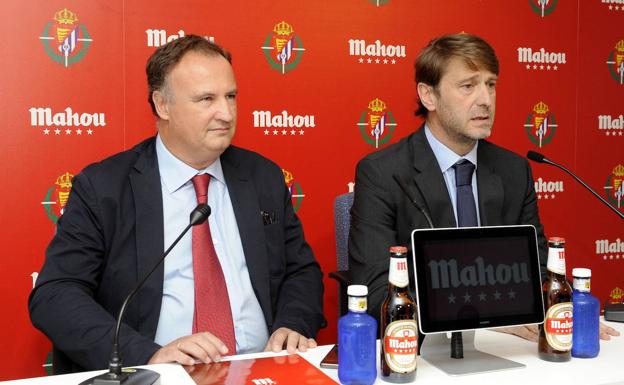 Carlos Cubillo y Carlos Suárez, el 30 de septiembre de 2016, en la presentación de la ampliación del acuerdo entre Mahou y el Real Valladolid.