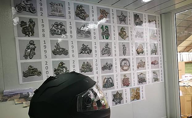 Mural con las medallas de Pingüinos, en la caseta de la organización. 