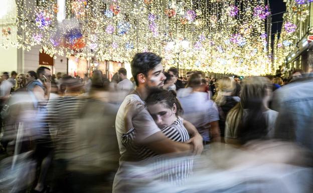 Una pareja de novios se abraza. 