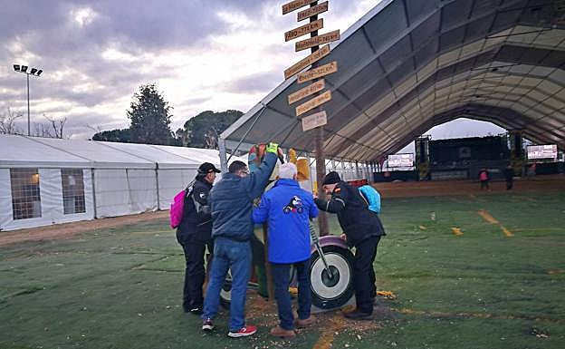 Emilio Simó y unos amigos colocan el 'pingüino de los retratos', uno de los puntos preferidos por los viajeros para inmortalizar su llegada a la concentración. 