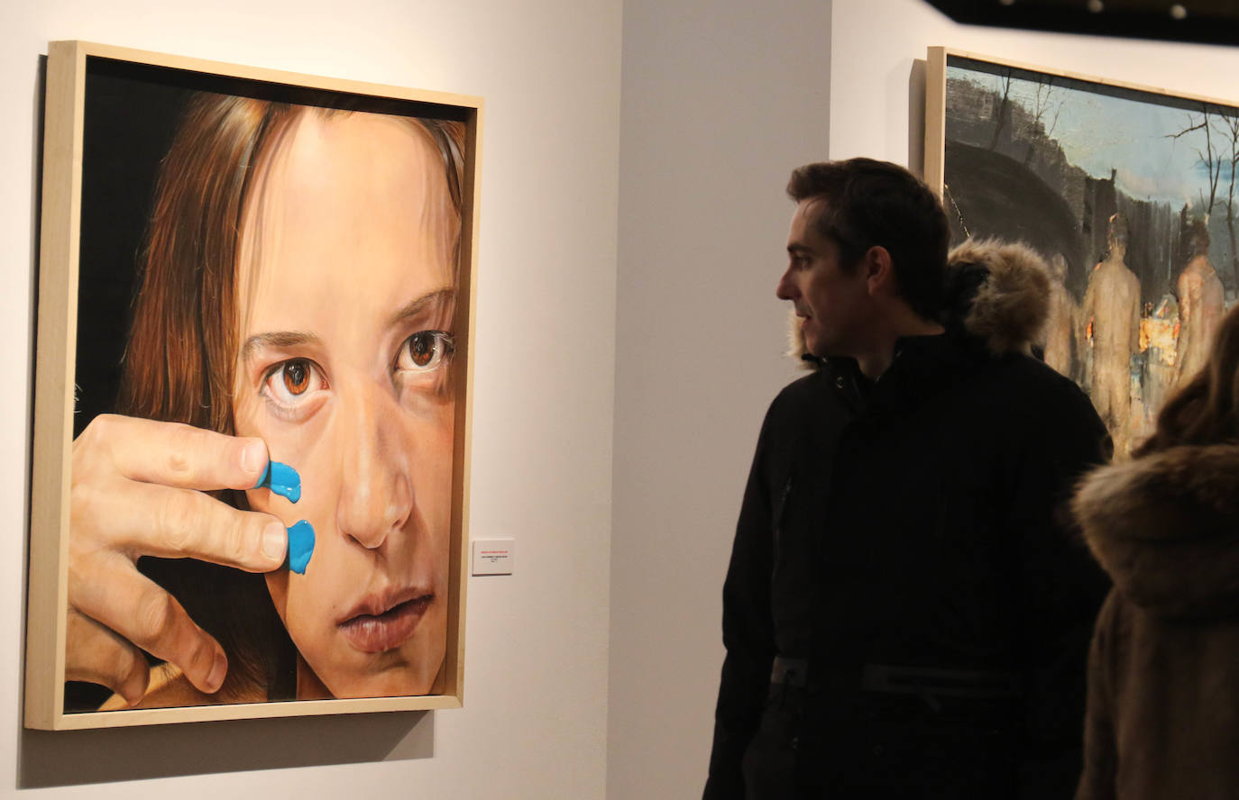 La exposición reúne una treintena de las pinturas que resultaron seleccionadas en una convocatoria en la que el jurado eligió el óleo sobre lienzo 'Long distance runners' ('Corredores de larga distancia'), del artista abulense afincado en Zaragoza Favier Riaño (1977), como la merecedora del primer premio, dotado con 6.000 euros.