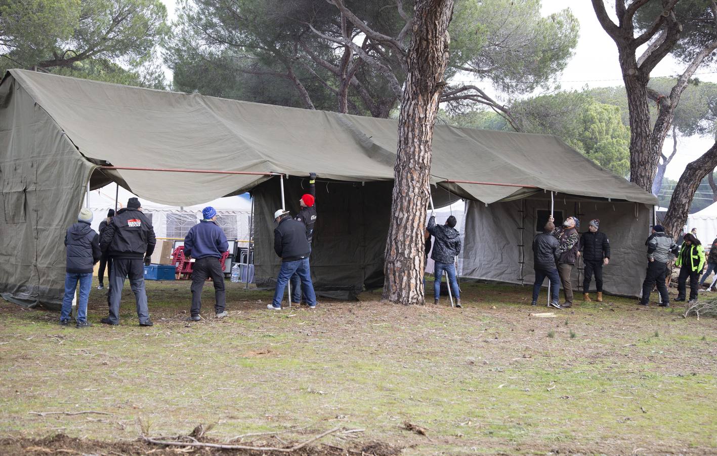 Los viejos conocidos son fieles a las costumbres en un pinar que hoy ya se llenó de tiendas y de hogueras, con moteros dispuestos a coger los mejores sitios