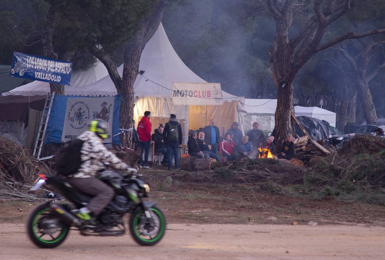 Los viejos conocidos son fieles a las costumbres en un pinar que hoy ya se llenó de tiendas y de hogueras, con moteros dispuestos a coger los mejores sitios