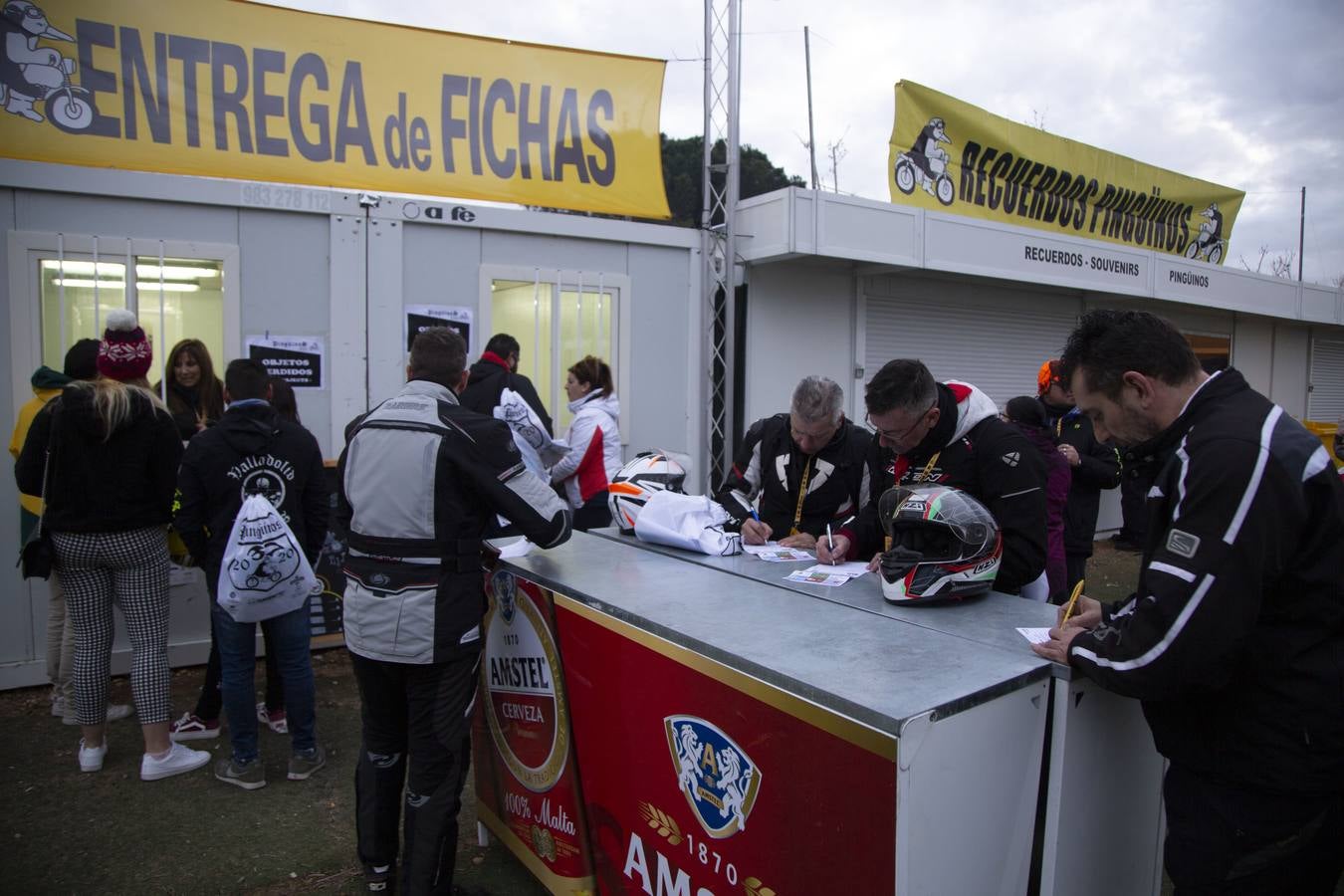 Los viejos conocidos son fieles a las costumbres en un pinar que hoy ya se llenó de tiendas y de hogueras, con moteros dispuestos a coger los mejores sitios