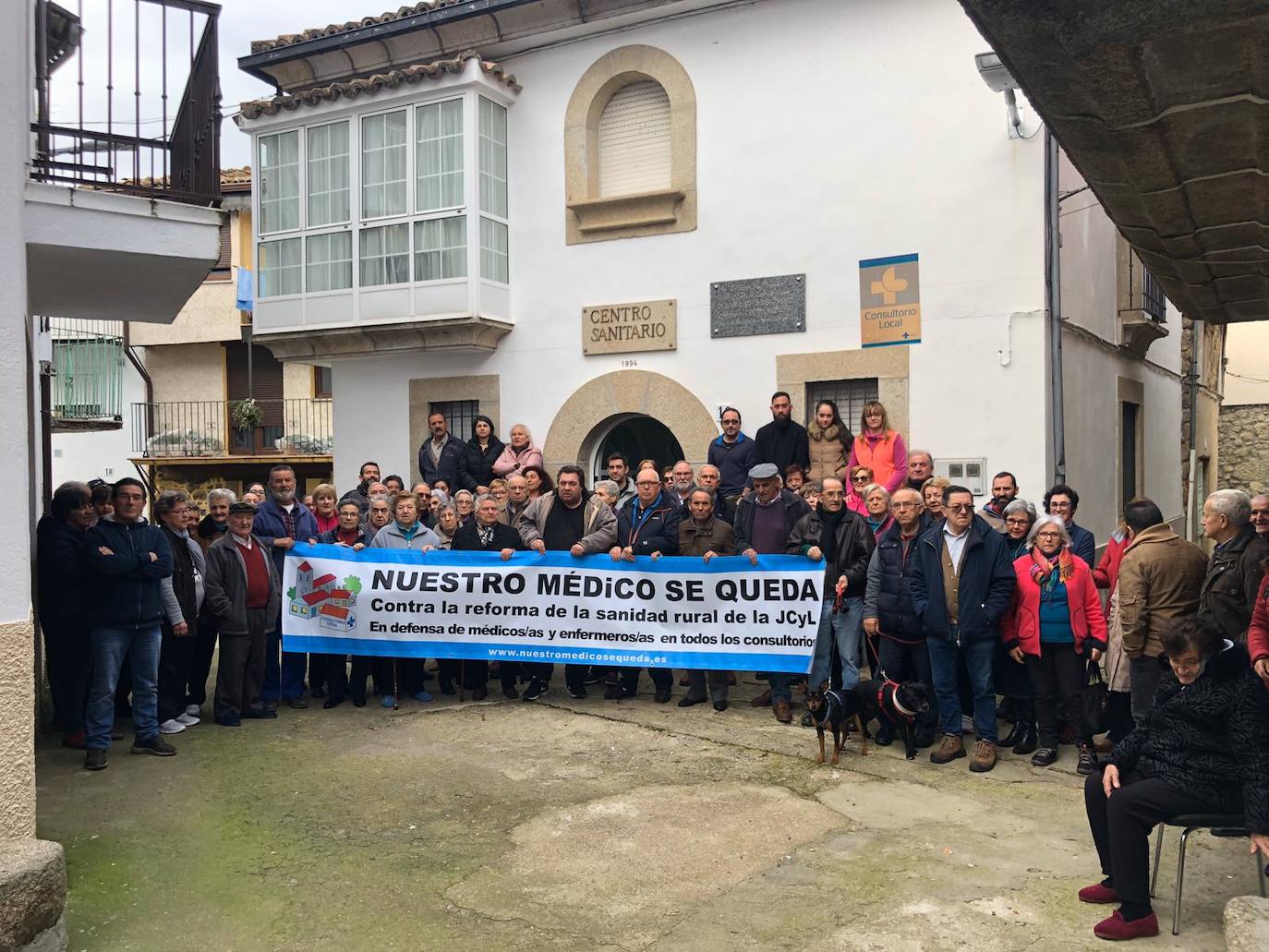 El Partido Socialista de Salamanca inició el pasado miércoles en la provincia la campaña 'Nuestro médico se queda', una iniciativa que pretende dar a conocer el malestar de la población rural, incluido el personal sanitario, por la reforma sanitaria que pretende implantar la Junta de Castilla y León.