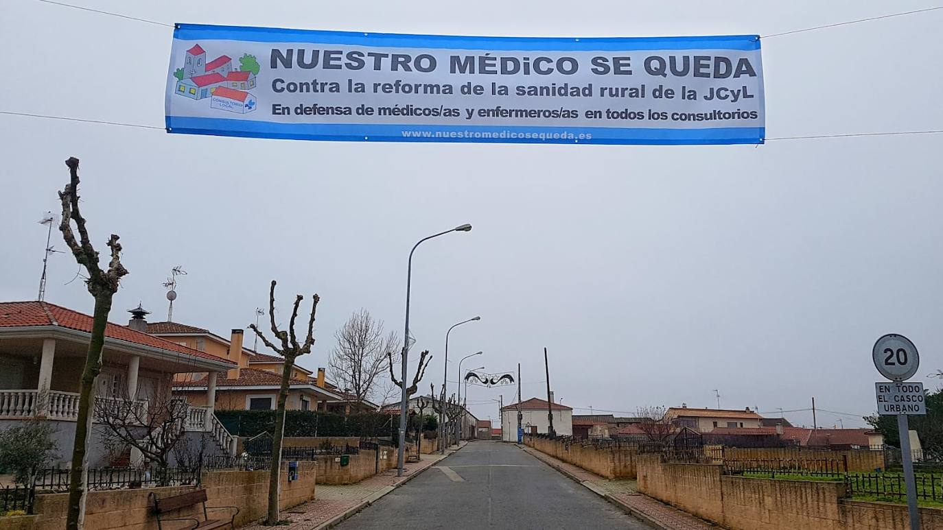 El Partido Socialista de Salamanca inició el pasado miércoles en la provincia la campaña 'Nuestro médico se queda', una iniciativa que pretende dar a conocer el malestar de la población rural, incluido el personal sanitario, por la reforma sanitaria que pretende implantar la Junta de Castilla y León.