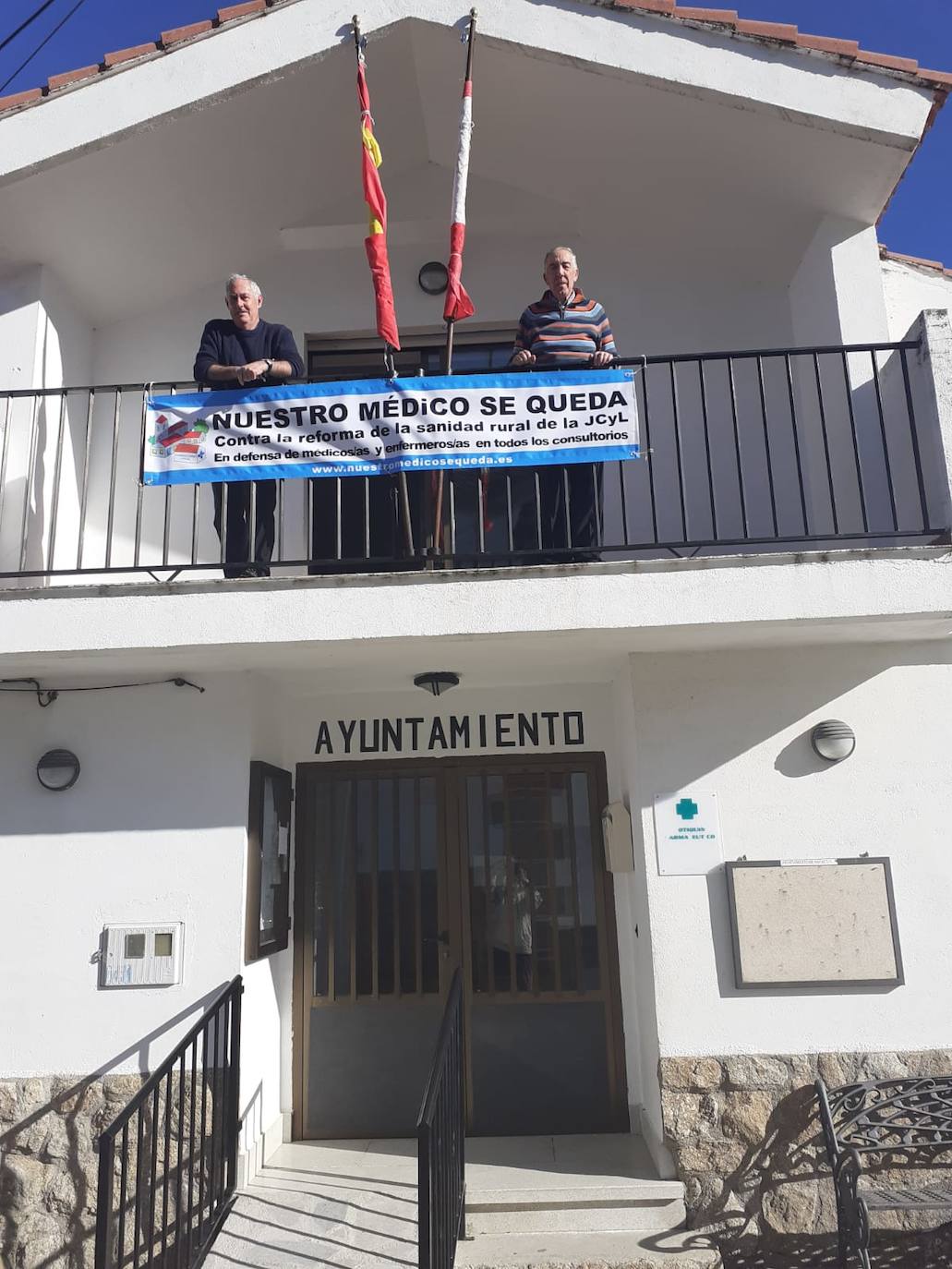 El Partido Socialista de Salamanca inició el pasado miércoles en la provincia la campaña 'Nuestro médico se queda', una iniciativa que pretende dar a conocer el malestar de la población rural, incluido el personal sanitario, por la reforma sanitaria que pretende implantar la Junta de Castilla y León.