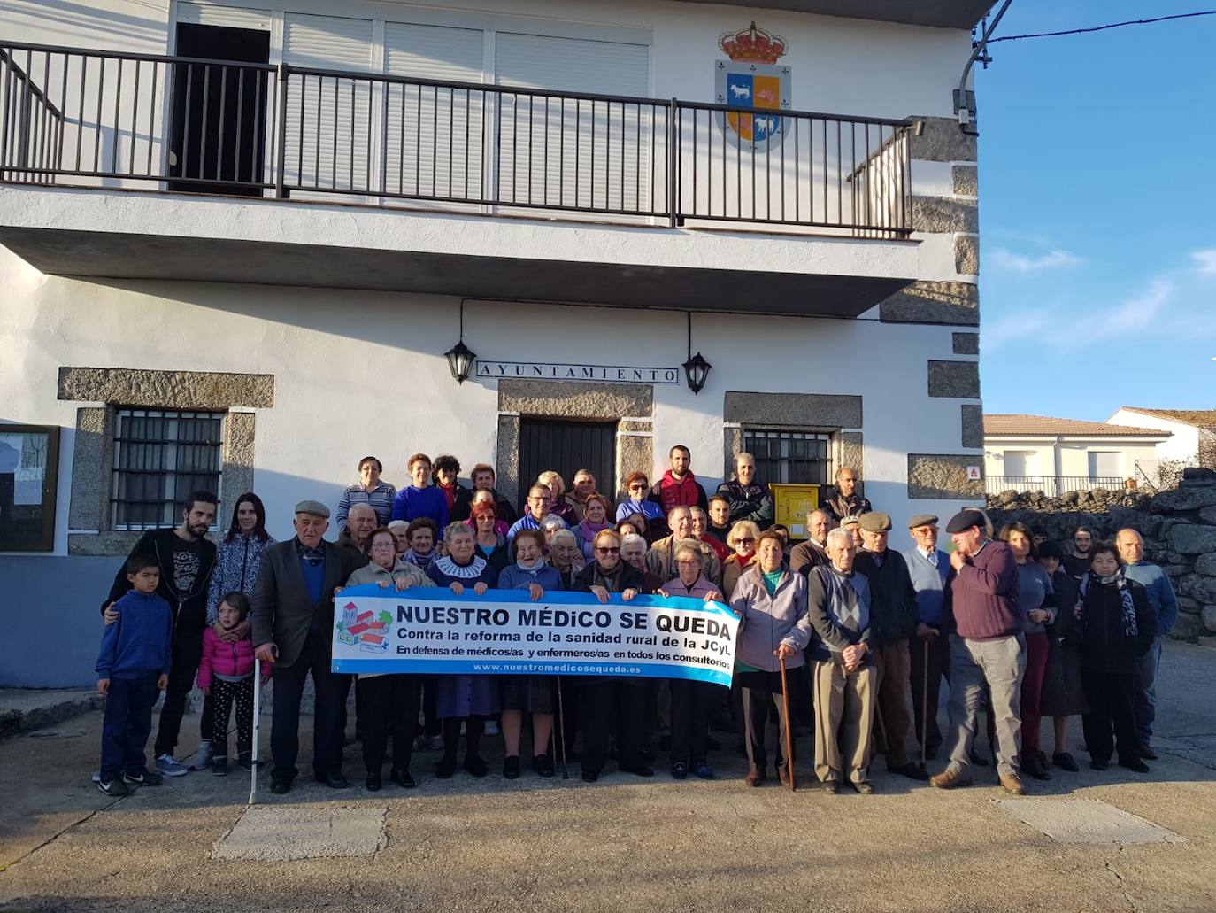 El Partido Socialista de Salamanca inició el pasado miércoles en la provincia la campaña 'Nuestro médico se queda', una iniciativa que pretende dar a conocer el malestar de la población rural, incluido el personal sanitario, por la reforma sanitaria que pretende implantar la Junta de Castilla y León.