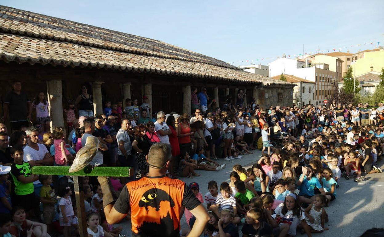 Vecinos de Carbajosa durante un acto de las fiestas.