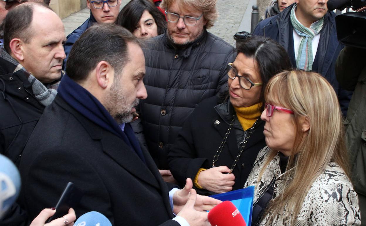 José Luis Ábalos atiende este viernes en Segovia a Olga y María de Pablos, impulsoras de la plataforma contra el peaje en la AP-6. 