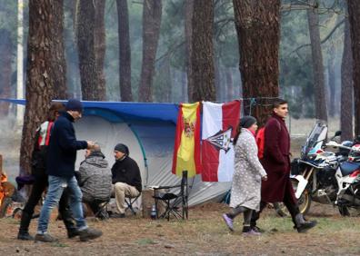 Imagen secundaria 1 - Acampados en el recinto de El Hoyal, con las hogueras ya humeantes y las motos aparcadas y las viandas preparadas. 