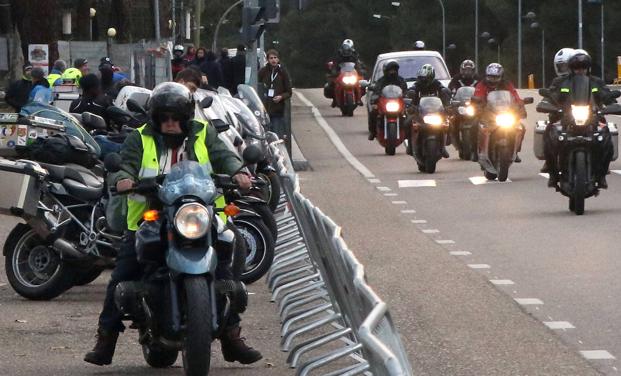 Llegada de motoristas a la zona de El Hoyal, en la concentración de La Leyenda Continúa de Cantalejo. 