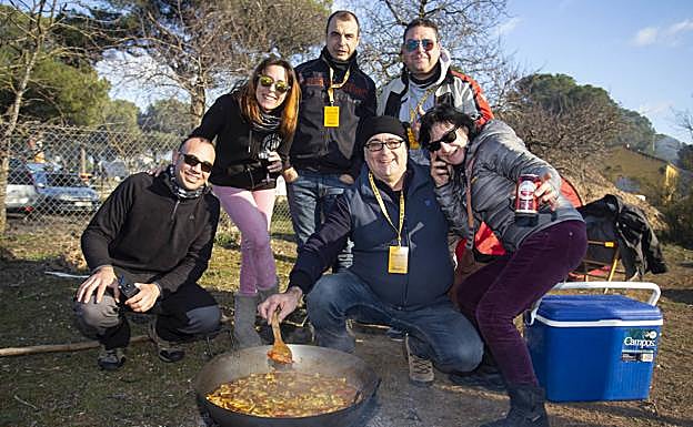 Estos moteros de Gandía posan con su gazpacho de pescado con justificado orgullo. 