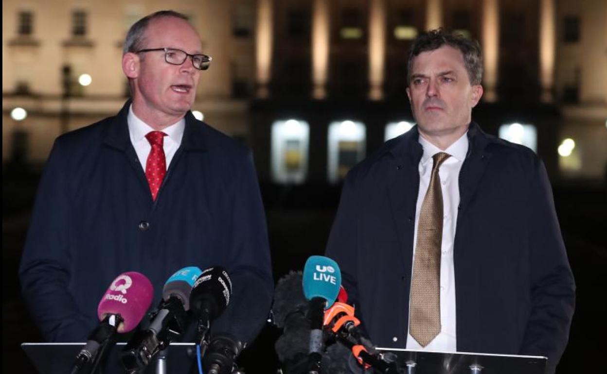 El ministro de Exteriores irlandés, Simon Coveney, y el responsable para la región en el Gabinete británico, Julian Smith.