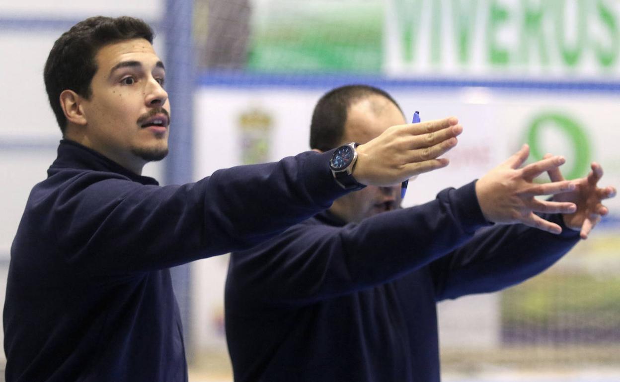 Nuno Farelo, a la izquierda, da instrucciones junto a Dani Gordo en un encuentro del Nava, 