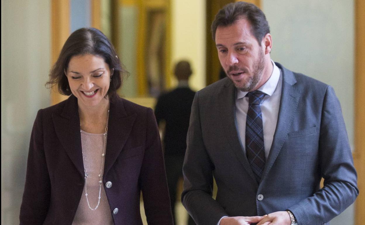 Reyes Maroto, ministra de Industria, en una de sus visitas al Ayuntamiento de Valladolid junto al alcalde, Óscar Puente.