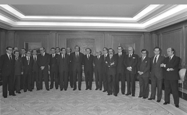 Los ministros de la Legislatura Constituyente posan con el presidente Adolfo Suárez y el Rey Juan Carlos I.