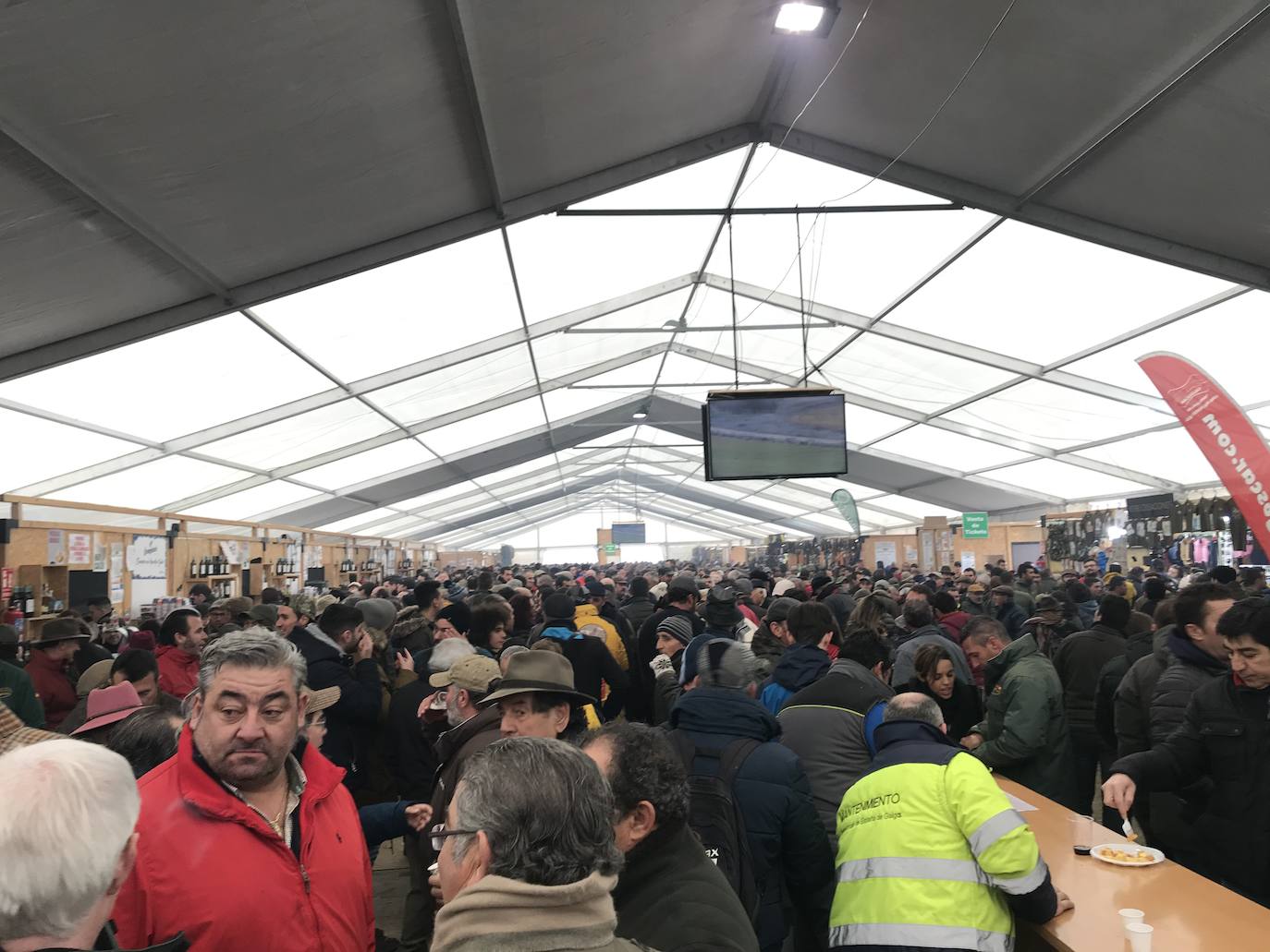 Miles de aficionados han esperado a que levantara la niebla para asistir a la primera jornada del Campeonato Nacional de Galgos. 