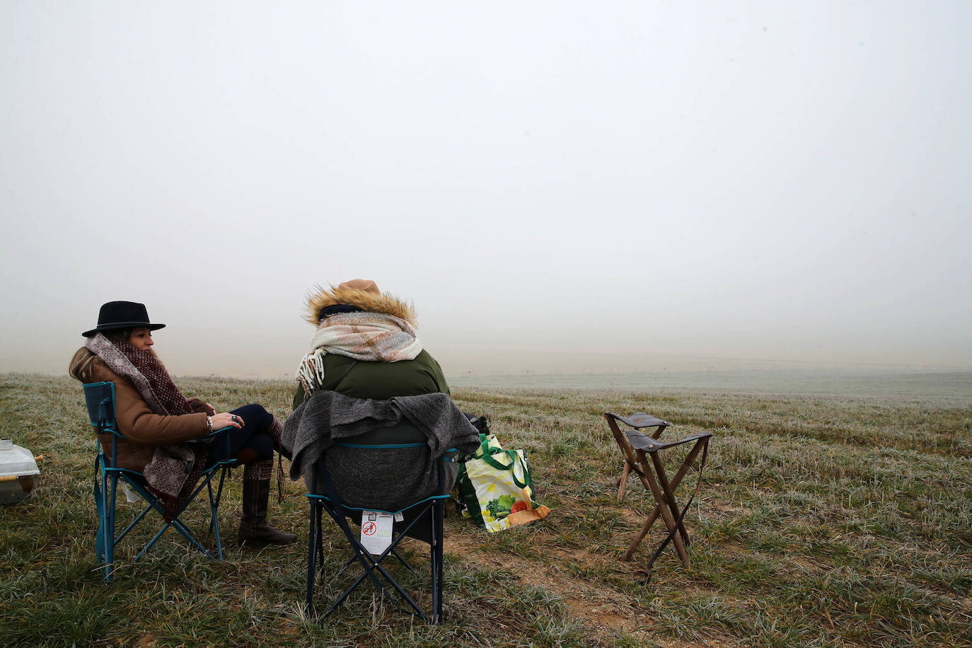 Miles de aficionados han esperado a que levantara la niebla para asistir a la primera jornada del Campeonato Nacional de Galgos. 