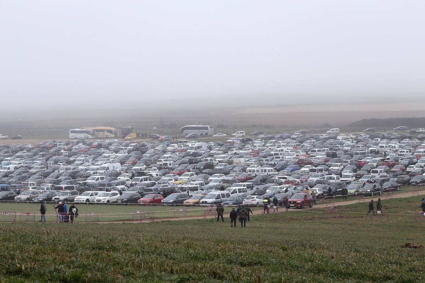 Miles de aficionados han esperado a que levantara la niebla para asistir a la primera jornada del Campeonato Nacional de Galgos. 