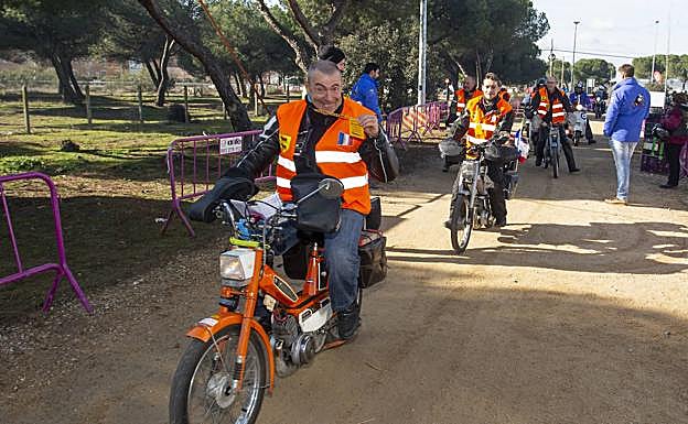 Michel entra orgulloso con la inscripción de Pingüinos. Prueba superada.