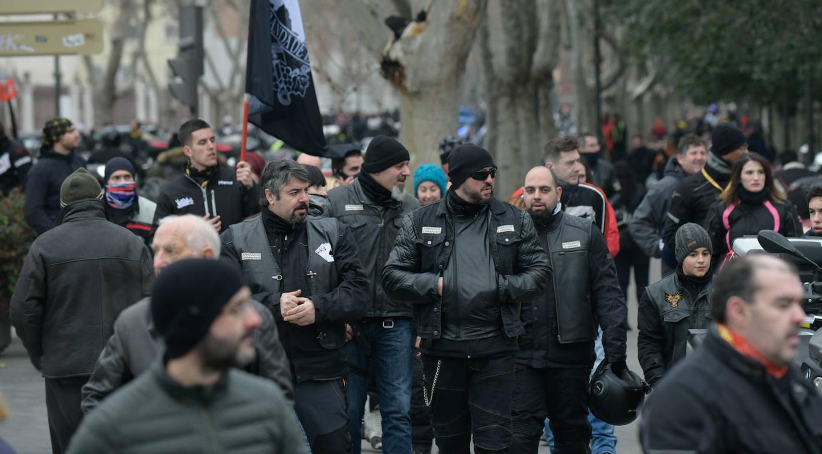 Los participantes en Pingüinos disfruraton de la exhicición de acrobacias a su llegada a la Acera de Recoletos. 