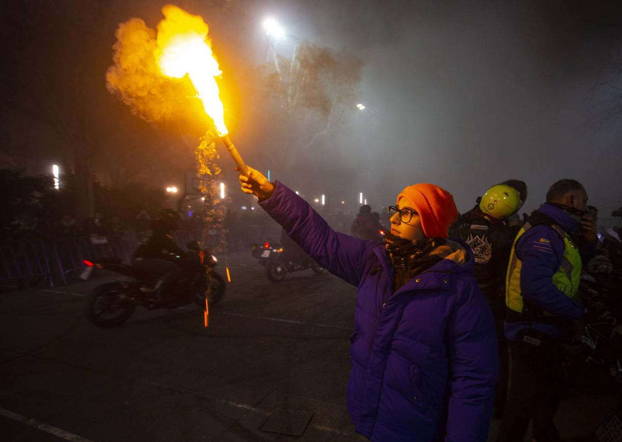 Cientos de pingüinos han participado en el desfile de antorchas que recuerda a los moteros fallecidos. 