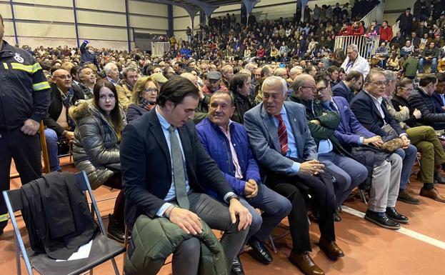 Asistentes a la gala inaugural del Campeonato Nacional de Galgos, ayer en el polideportivo de Madrigal de las Altas Torres. 