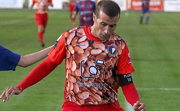 Pluma, capitán del CD La Granja, durante un anterior partido.