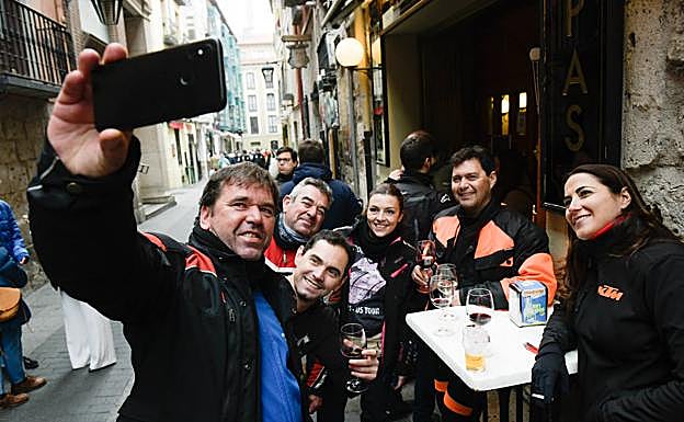 Bares y restaurantes se llenaron ayer con los participantes en el desfile de banderas.. 
