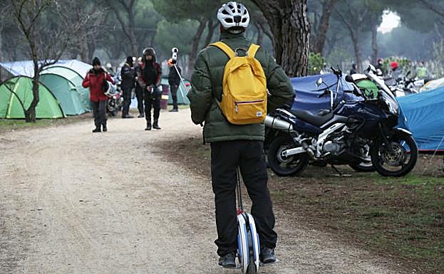 Vehículos de cuatro ruedas en una concentración de vehículos de dos ruedas ya habíamos visto, pero de una sola rueda es la primera vez. 