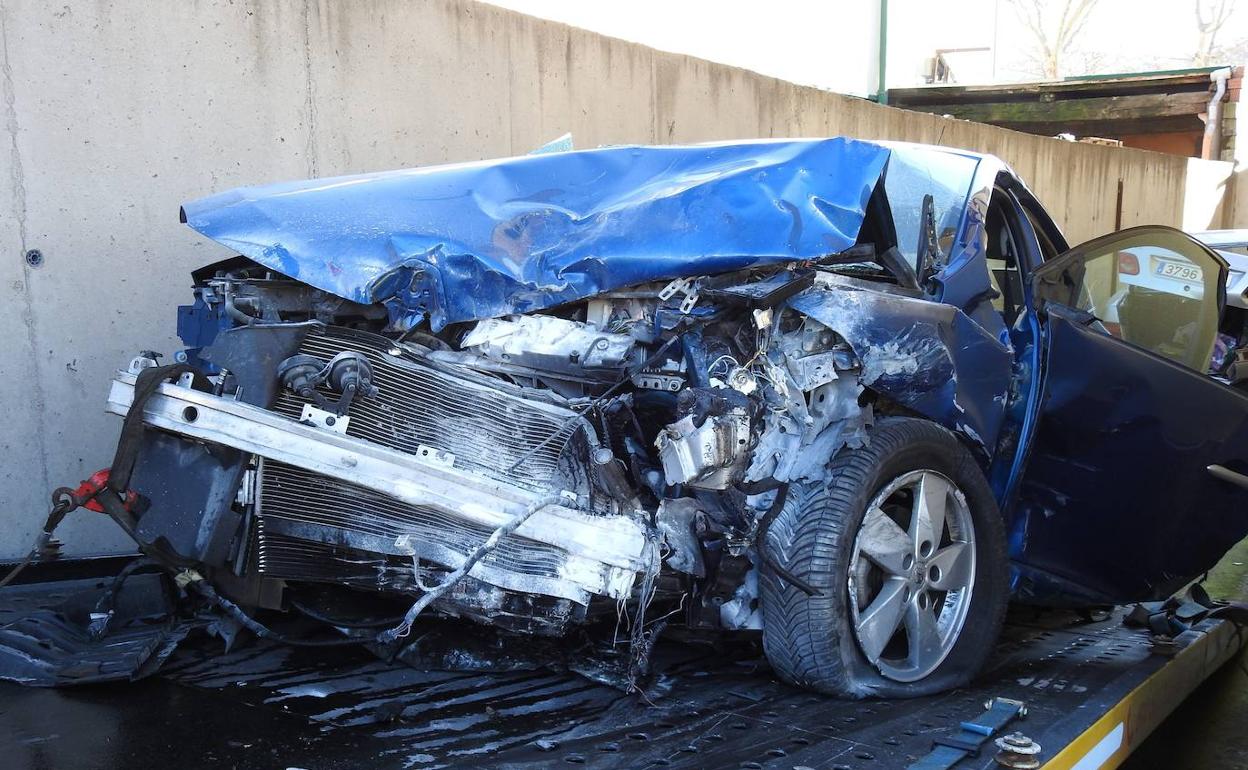 Estado en el que ha quedado uno de los turismos siniestrados en el accidente de este domingo. 