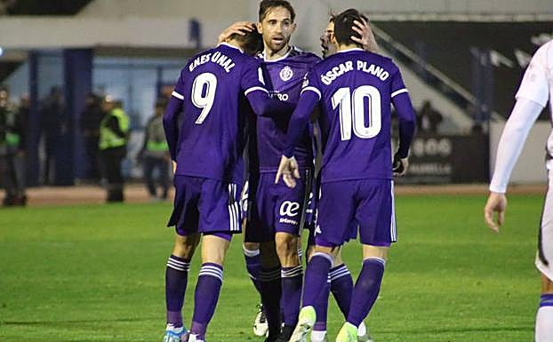 Míchel y Óscar Plano celebran el gol de Ünal. 