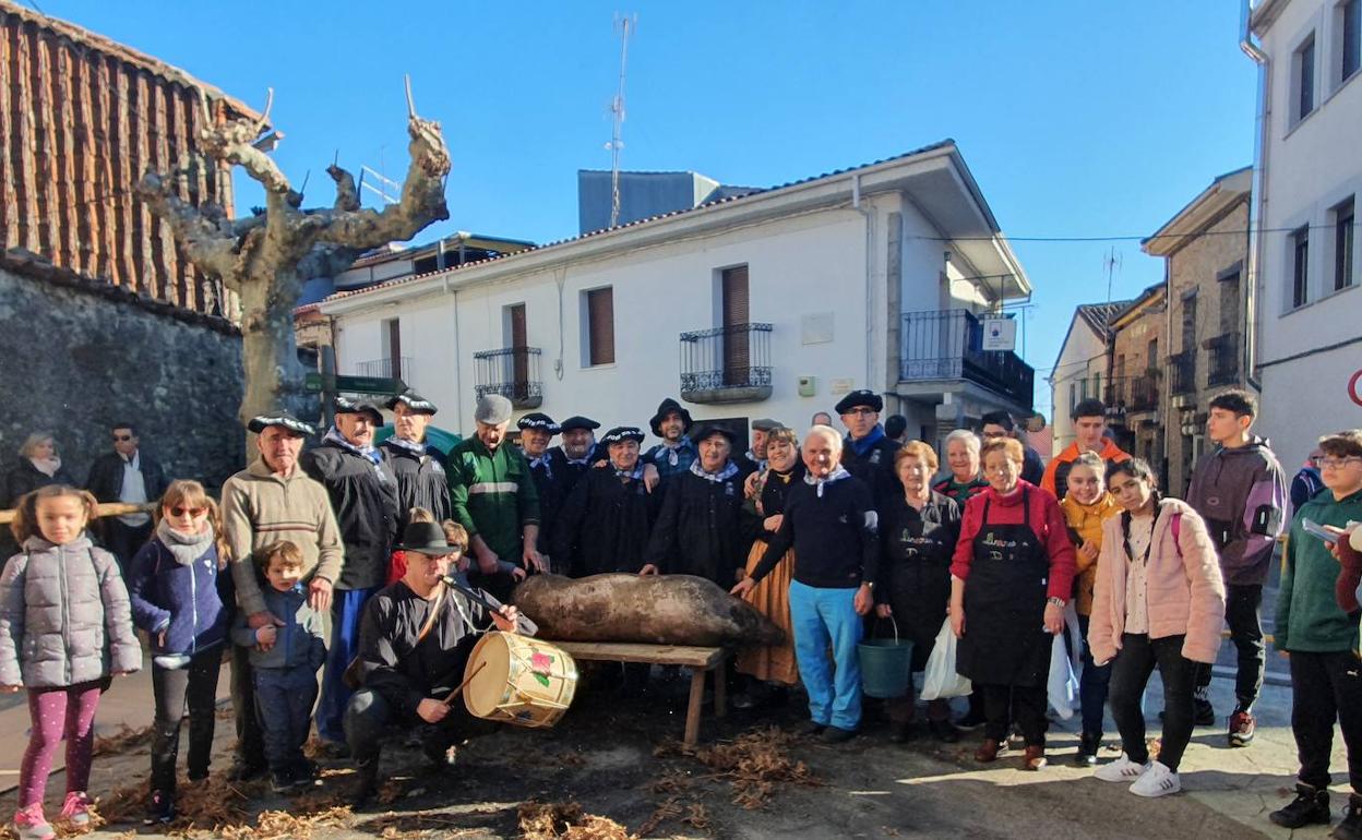 Foto de familia de los participantes en la jornada de la matanza.