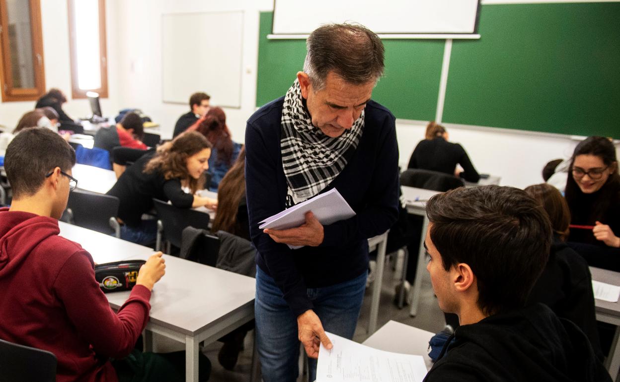 Alumnos segovianos de la olimpiada reciben los exámenes, ayer, en el campus de la UVA. 