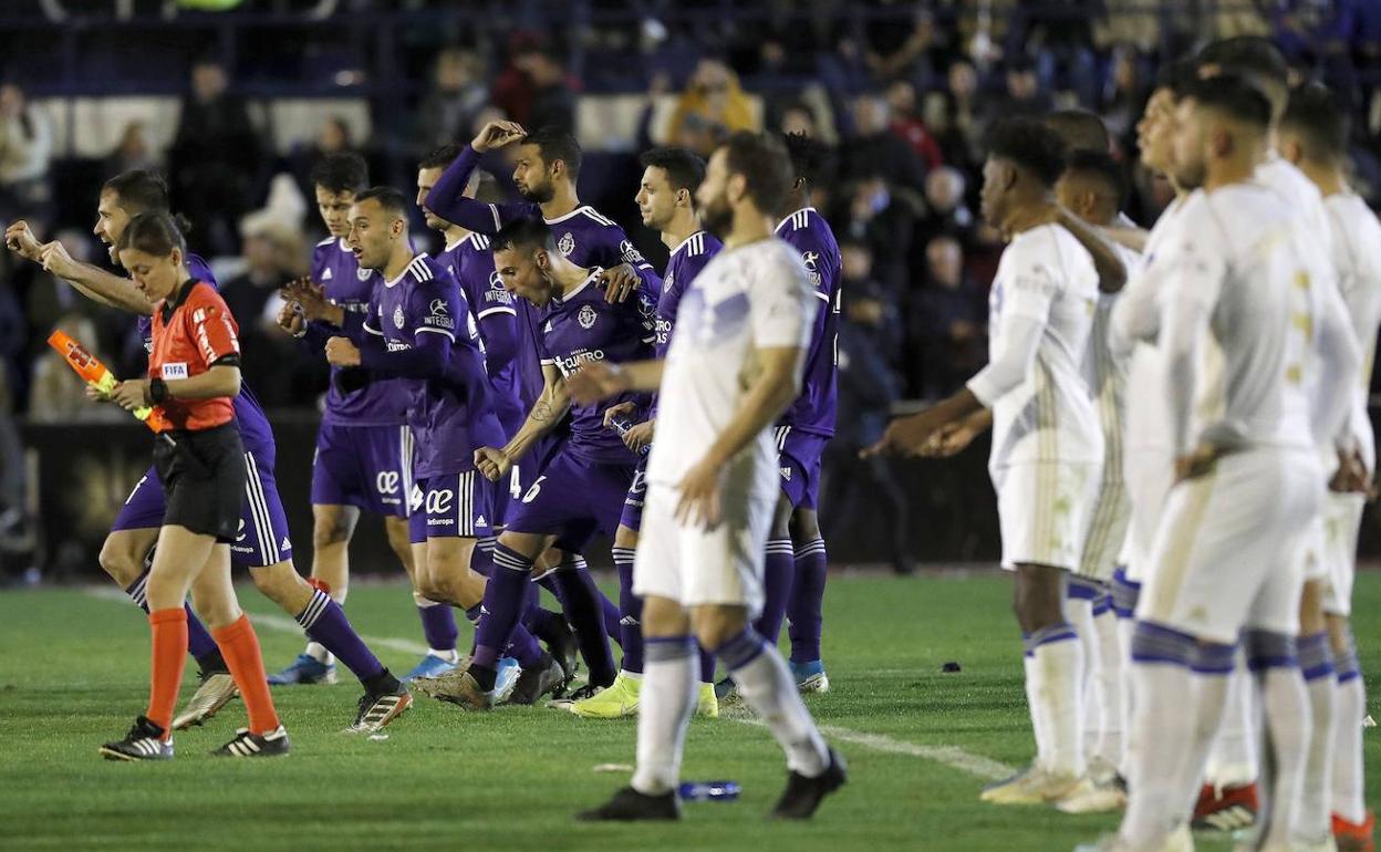 Los jugadores celebran en el centro del campo el pase a la siguiente ronda. 