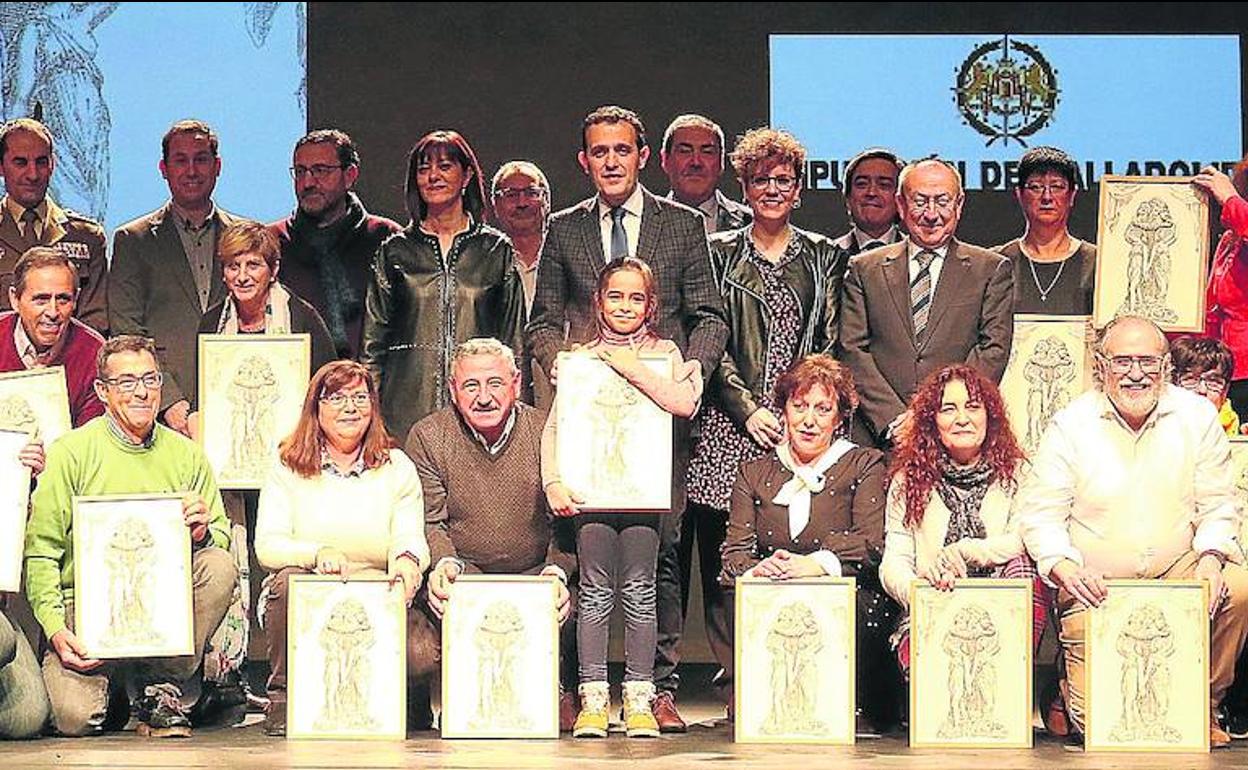 Los premiados posan con el presidente de la Diputación al término de la gala, que se celebró este domingo en el Teatro Zorrilla. 