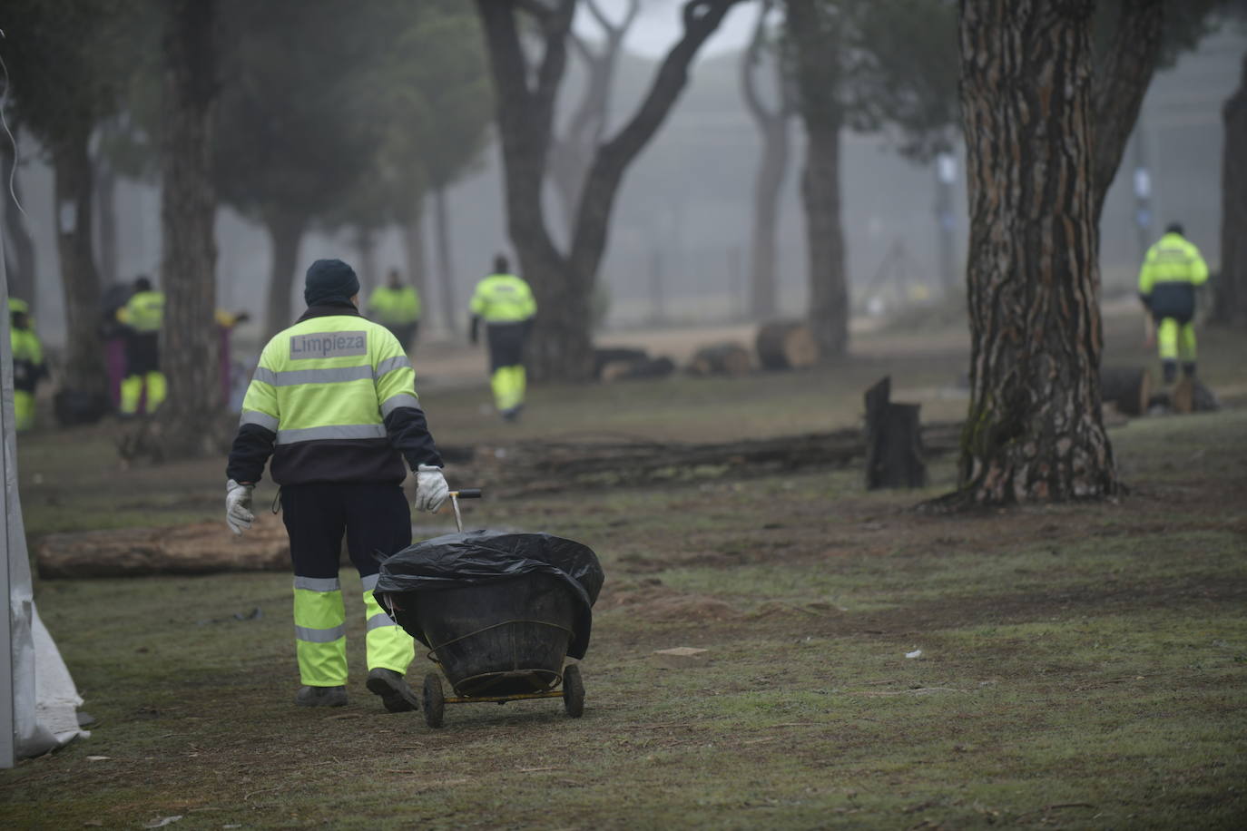 Los servicios de limpieza retiran los restos en la antigua hípica militar, eje central de la concentración motera. 