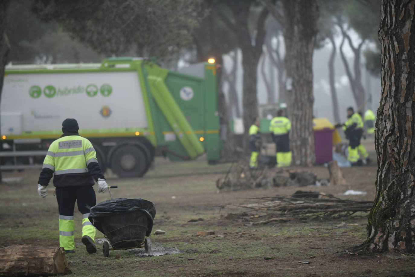 Los servicios de limpieza retiran los restos en la antigua hípica militar, eje central de la concentración motera. 