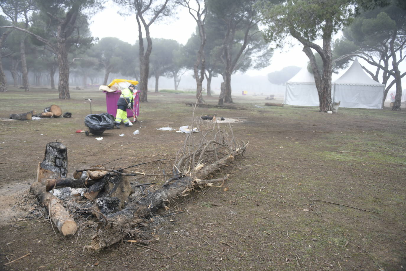 Los servicios de limpieza retiran los restos en la antigua hípica militar, eje central de la concentración motera. 