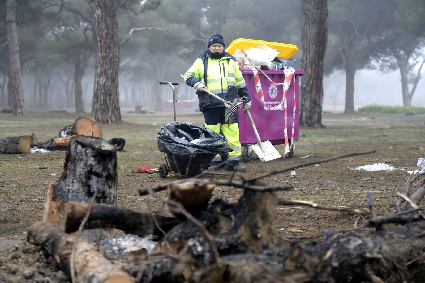 Los servicios de limpieza retiran los restos en la antigua hípica militar, eje central de la concentración motera. 