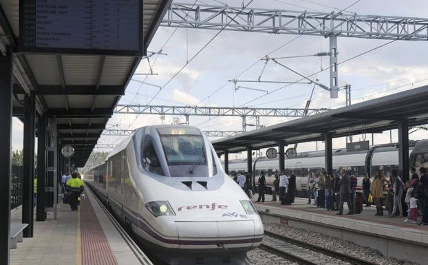 Llegada a la estación de León del primer AVE con salida desde Madrid, en septiembre de 2015. 