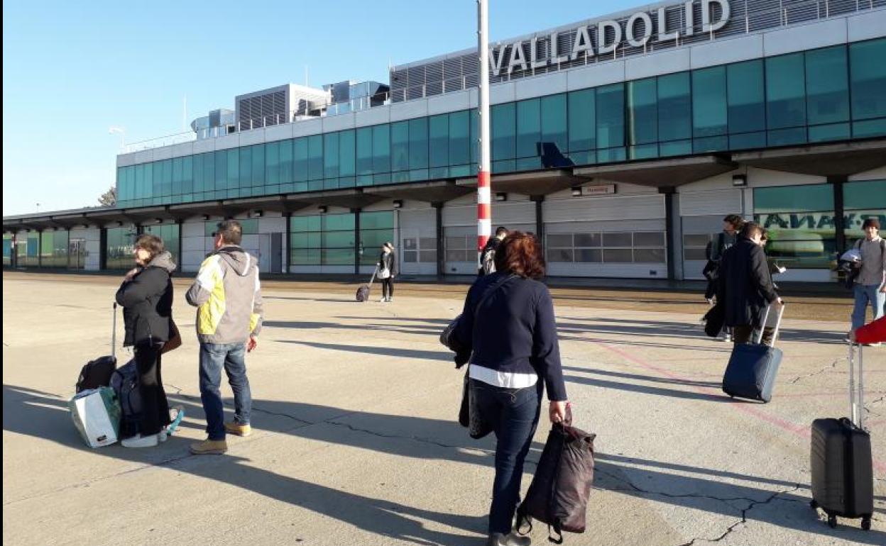 Llegada de pasajeros a la terminal de Villanubla el pasado mes de diciembre. 