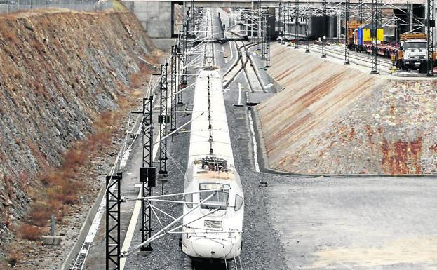 Un tren sale de la estación del Ave de Segovia. 