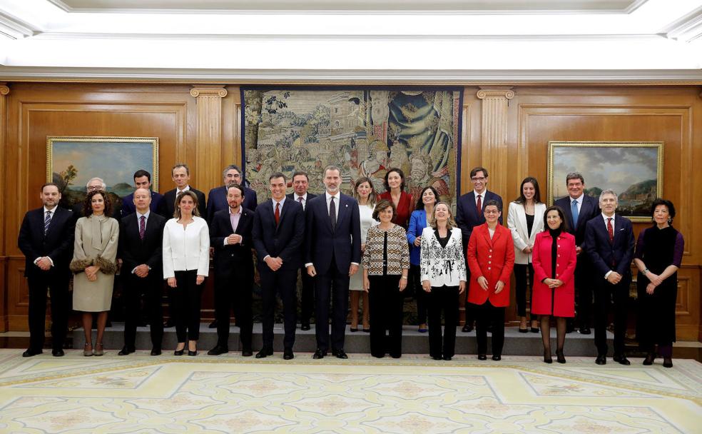 Lealtad al Rey. Los miembros del Consejo de Ministros, tras prometer sus cargos y lealtad a Felipe VI, ayer en Zarzuela. De izquierda a derecha, en primera fila, José Luis Ábalos (Transportes), María Jesús Montero (Hacienda y portavoz del Gobierno), Juan Carlos Campo (Justicia), Teresa Ribera (Vicepresidenta y ministra para la Transición Ecológica), Pablo Iglesias (Vicepresidente y ministro de Derechos Sociales), Pedro Sánchez, Felipe VI, Carmen Calvo (Vicepresidenta y ministra de Presidencia), Nadia Calviño (Vicepresidenta y ministra de Economía), Arancha González Laya (Asuntos Exteriores), Margarita Robles (Defensa), Fernando Grande-Marlaska (Interior), Isabel Celaá (Educación y FP); en segunda fila, de izquierda a derecha, Manuel Castells (Universidades), Alberto Garzón (Consumo), Pedro Duque (Ciencia e Innovación), José Manuel Rodríguez Uribes (Cultura), Luis Planas (Agricultura), Yolanda Díaz (Trabajo), Reyes Maroto (Industria), Carolina Darias (Política Territorial), Salvador Illa (Sanidad), Irene Montero (Igualdad) y José Luis Escrivá (Seguridad Social).