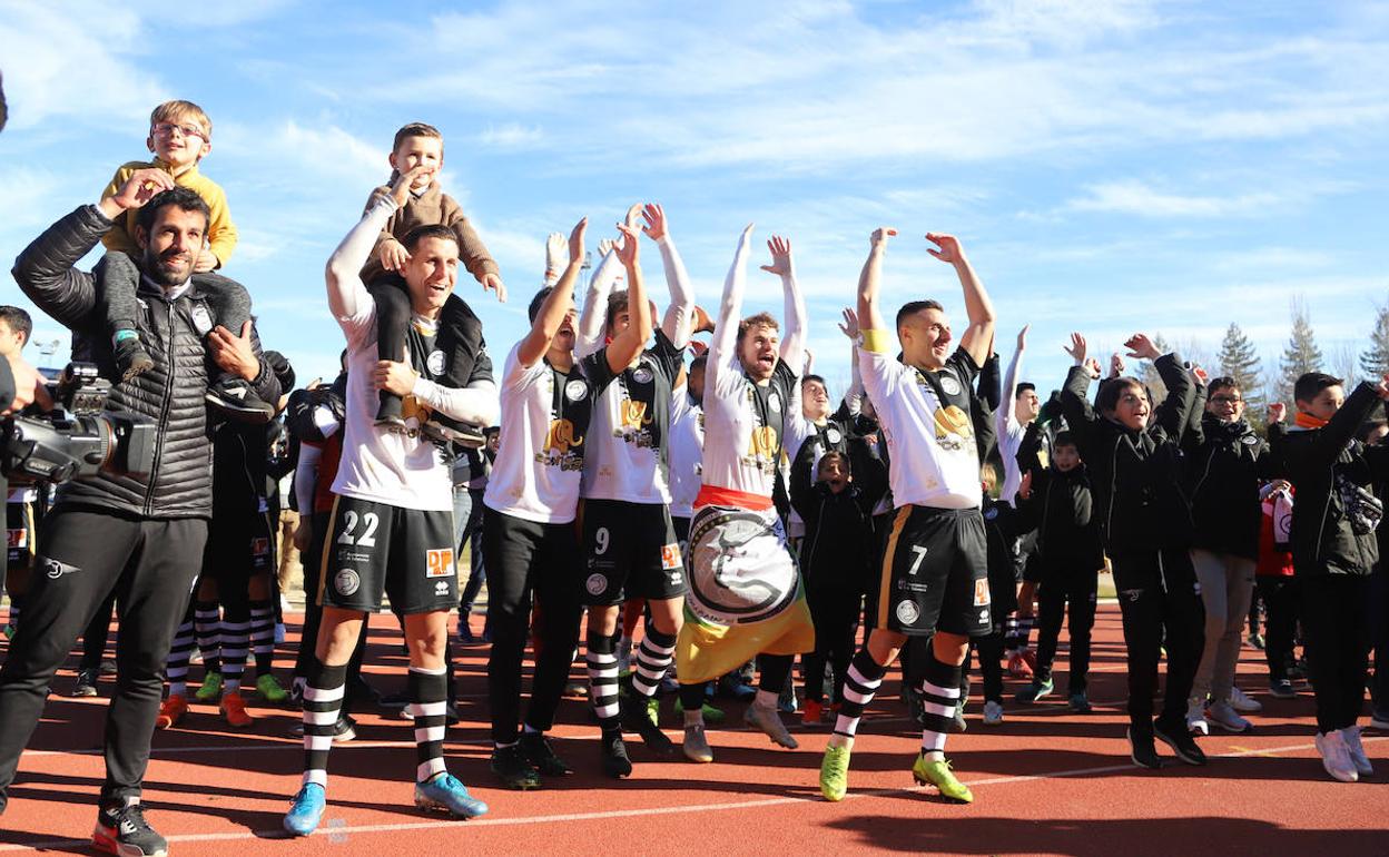 Los jugadores de Unionistas celebran el pase a la tercera ronda. 